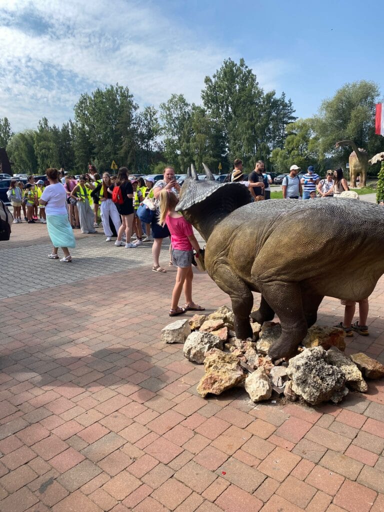 Wycieczka szkolna w parku dinozaurów